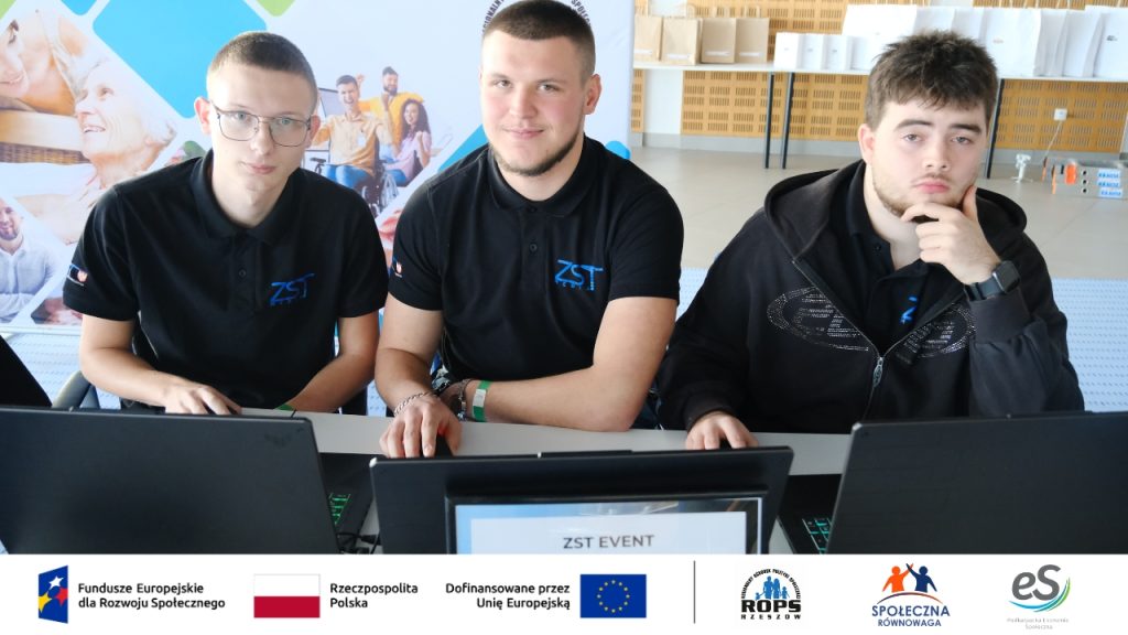 Grupa pracująca przy komputerach