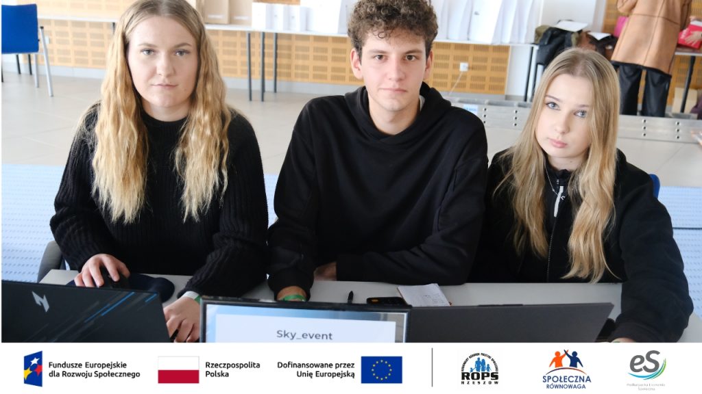 Grupa ludzi pracujących przy komputerach