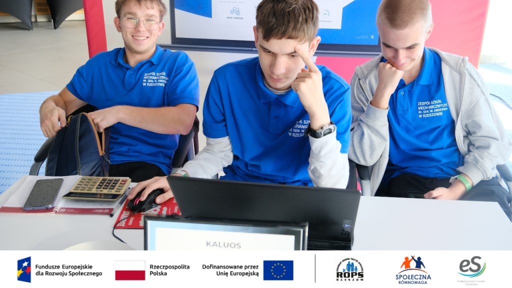 Mężczyźni pracujący przy komputerach
