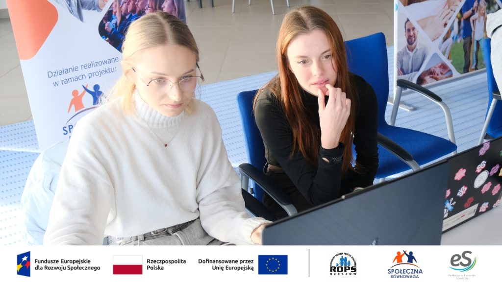 Kobiety pracujące przy komputerach.