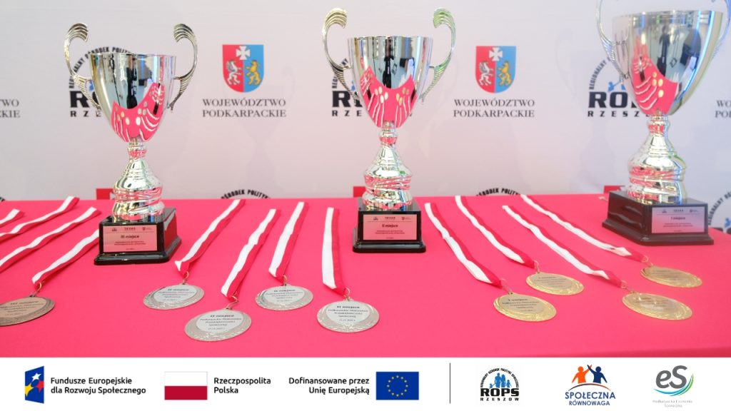 Zdjęcie pucharów oraz medali
