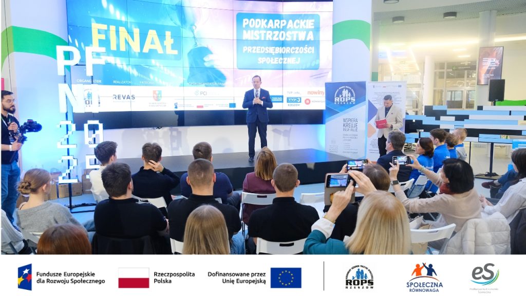 Grupa ludzi słuchających przemówienia