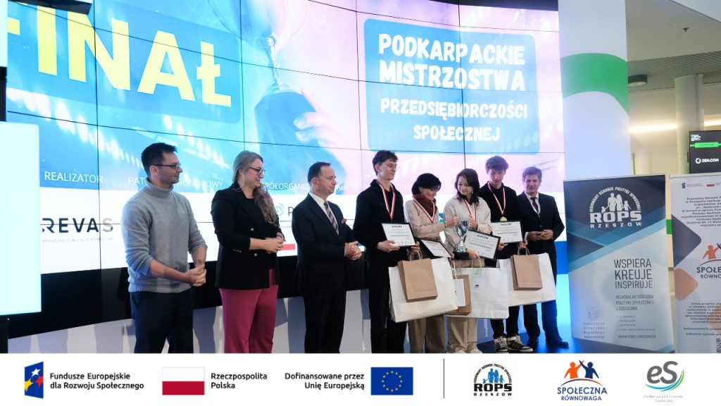 Zdjęcie uczestników mistrzostw wraz z ich nagrodami.