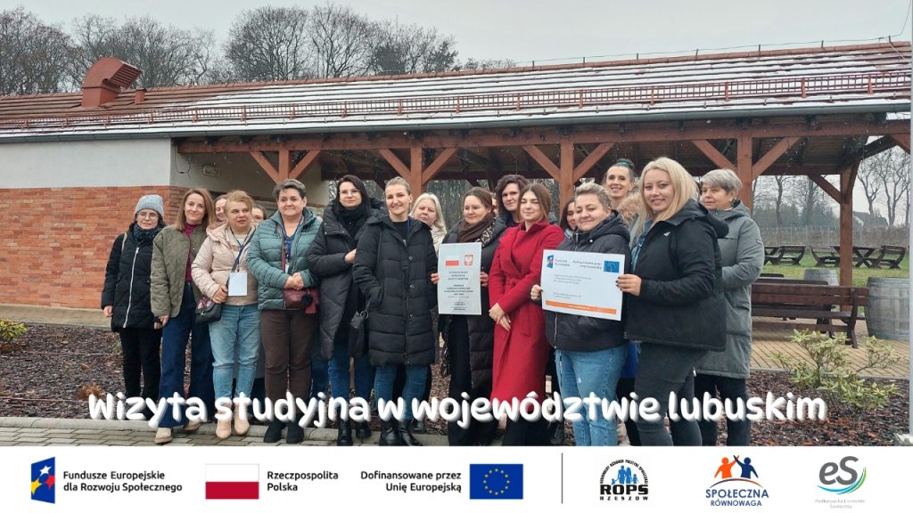 Grupa ludzi pozujących na zewnątrz