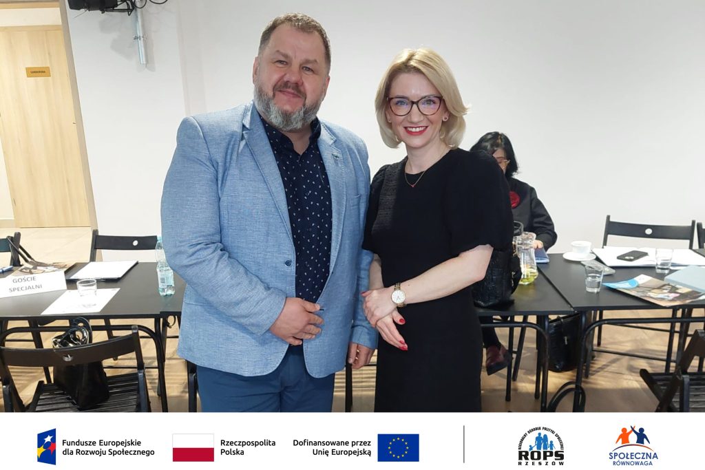 Kobieta oraz mężczyzna pozujący do zdjęcia