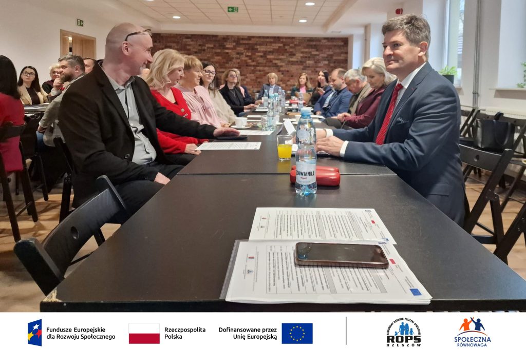 Grupa ludzi rozmawiających na spotkaniu