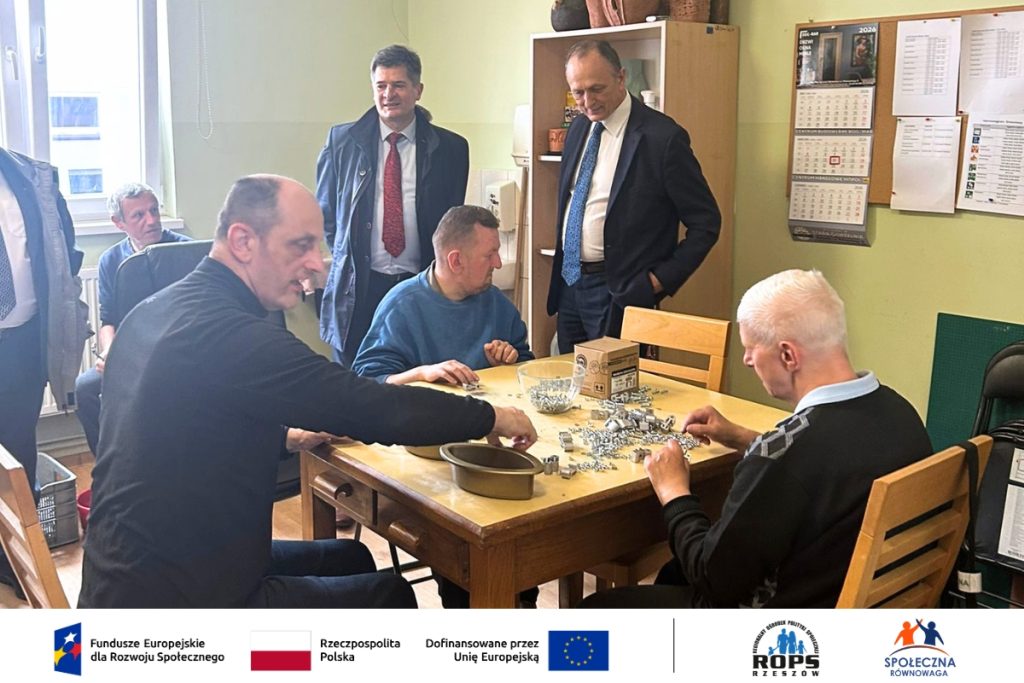 Zdjęcie ludzi pracujących nad metalowymi elementami