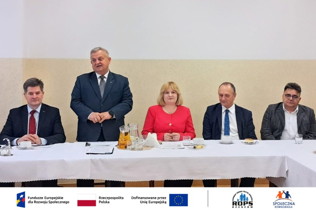 Zdjęcie ludzi przy stole z przekąskami