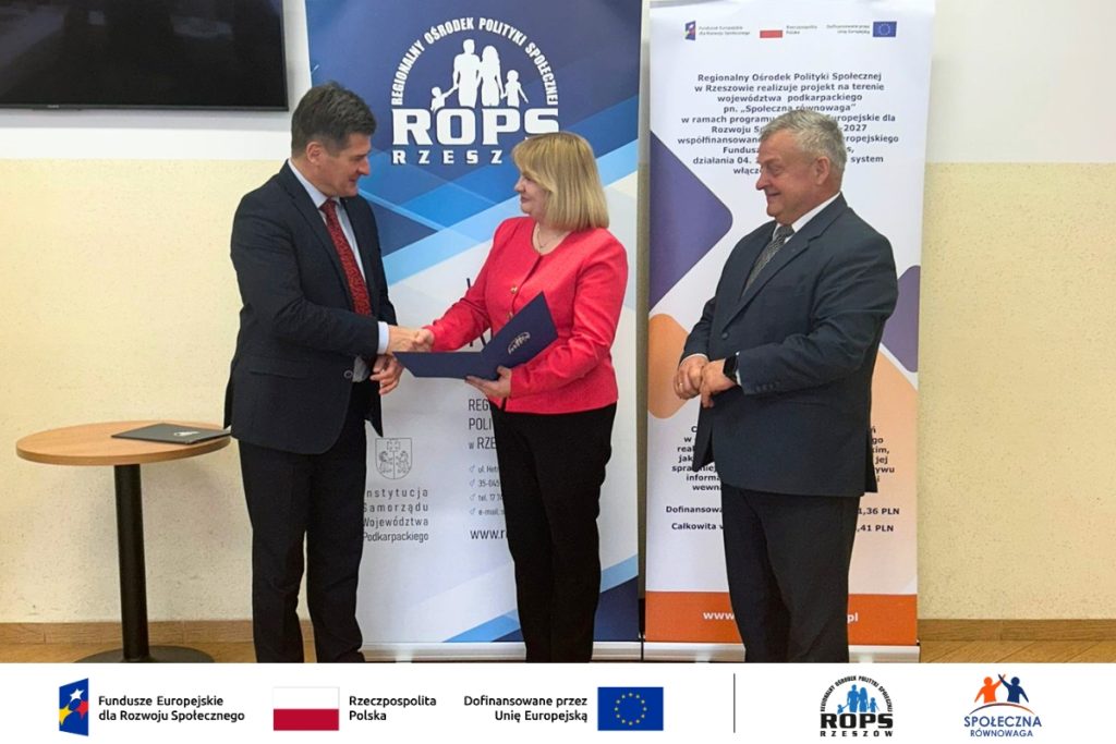 Zdjęcie człowieka odbierającego dokument