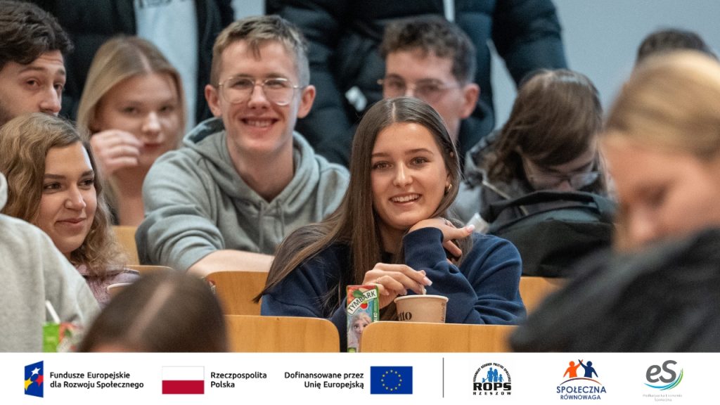 Zdjęcie uśmiechniętych ludzi na auli