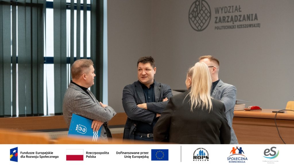Grupa ludzi rozmawia ze sobą