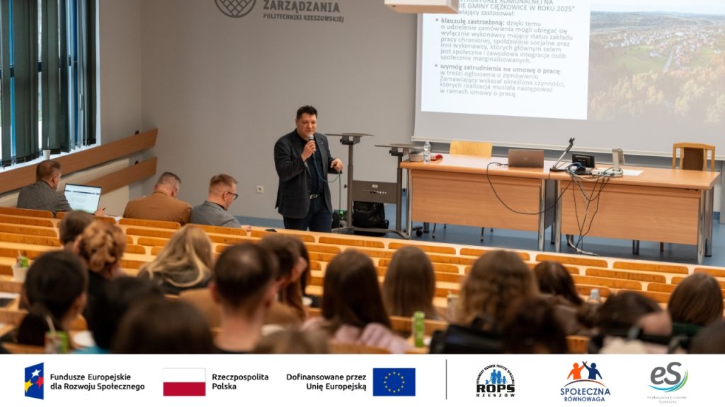 Speaker przemawiający na auli