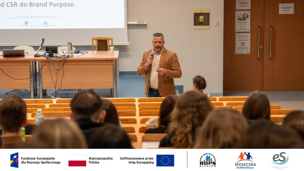 Prelegent przemawiający na sali