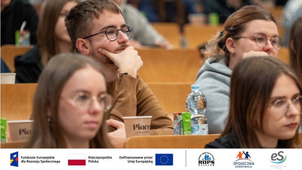 Grupa ludzi na sali konferencyjnej