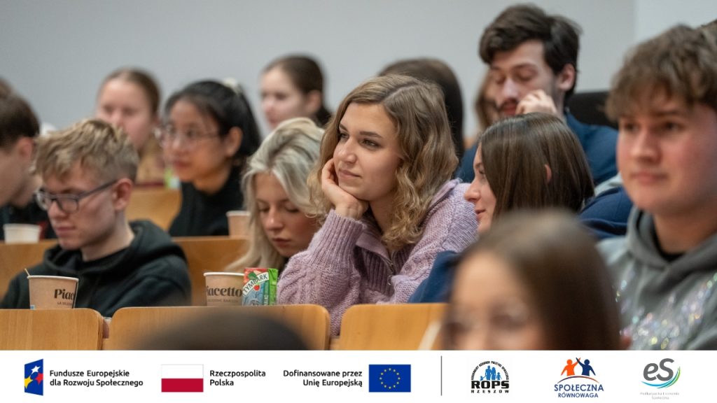 Ludzie słuchający wykładu na auli