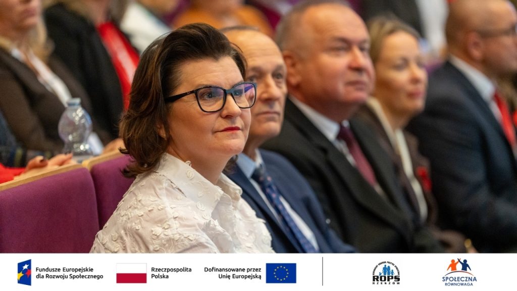 Zdjęcie słuchających ludzi na auli