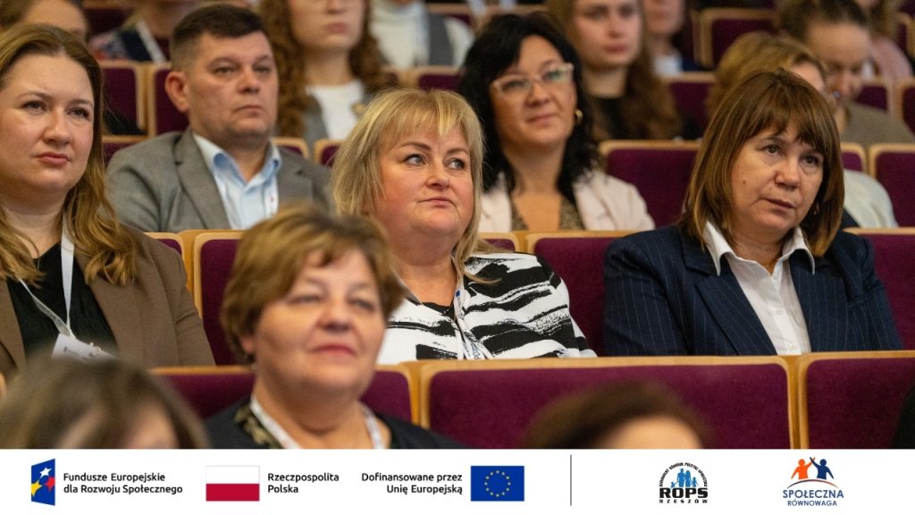 Zdjęcie ludzi na auli