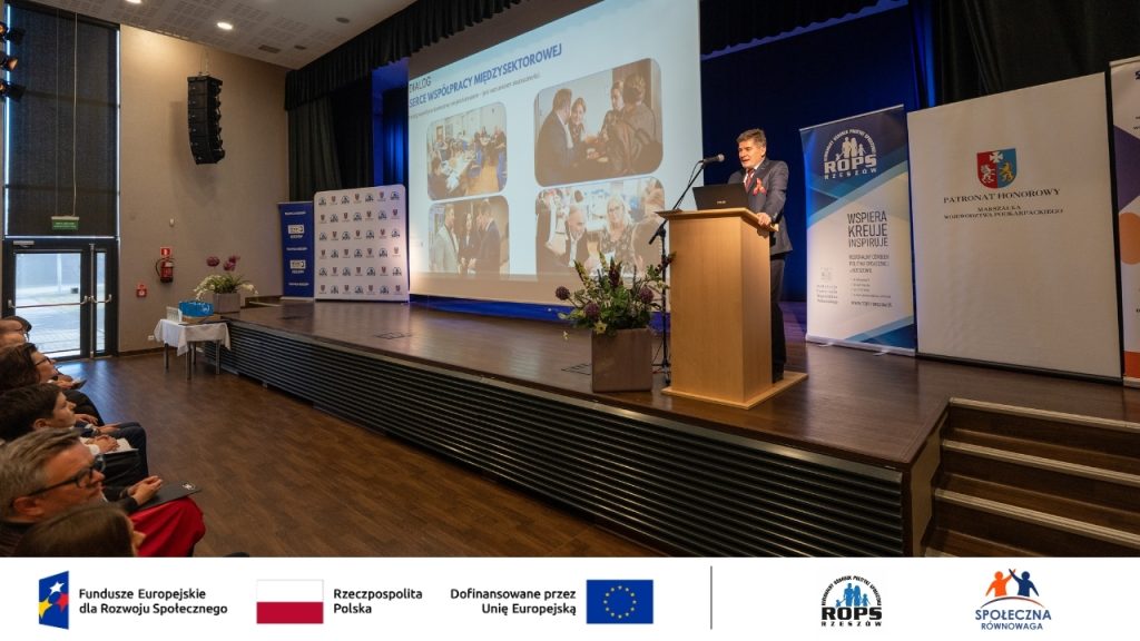 Prelegent przemawiający na spotkaniu