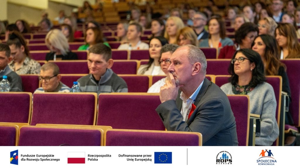 Grupa ludzi na auli