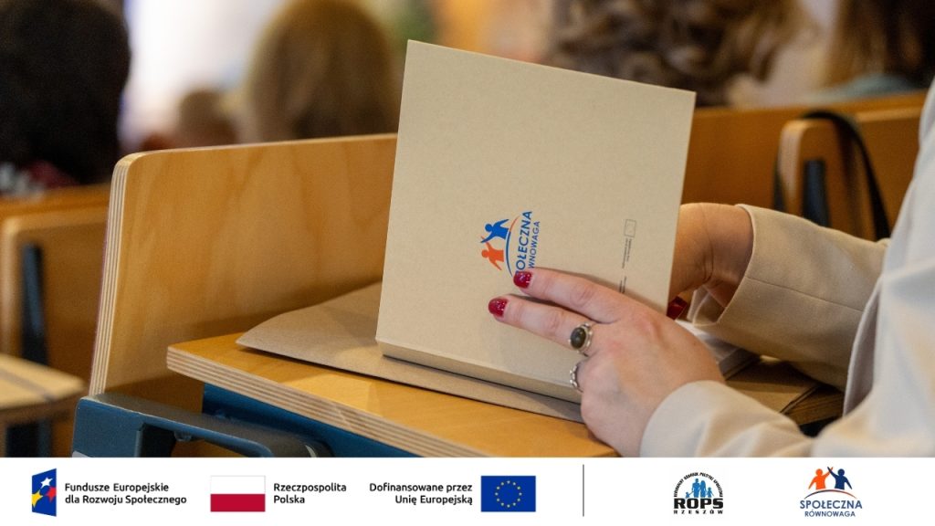 Kobieta przeglądająca broszurę informacyjną