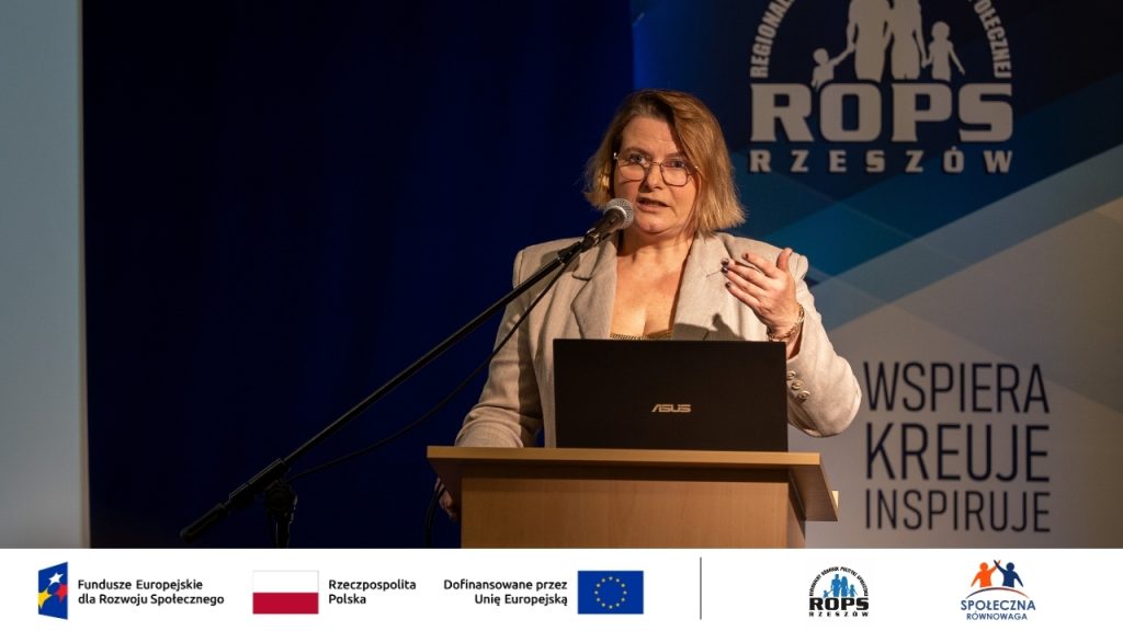 Kobieta przemawiająca na spotkaniu