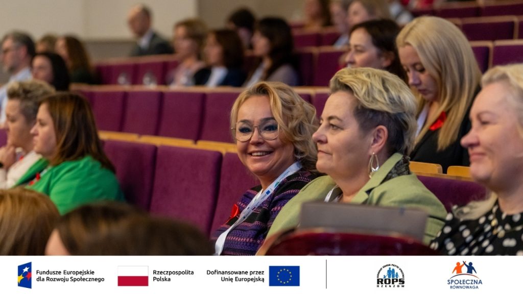 Zdjęcie kobiety w tłumie patrzącej się w stronę kamery