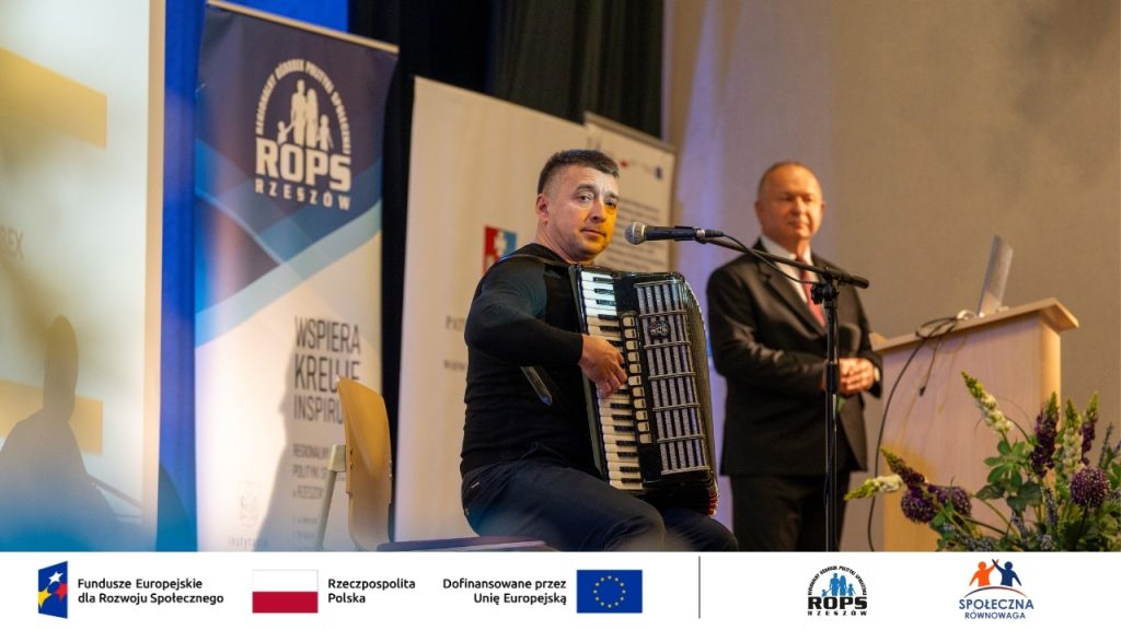 Zdjęcie mężczyzny grającego na akordeonie