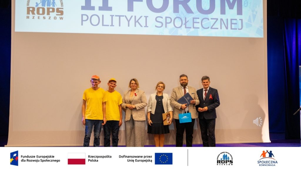 Zdjęcie osób z odebranymi nagrodami