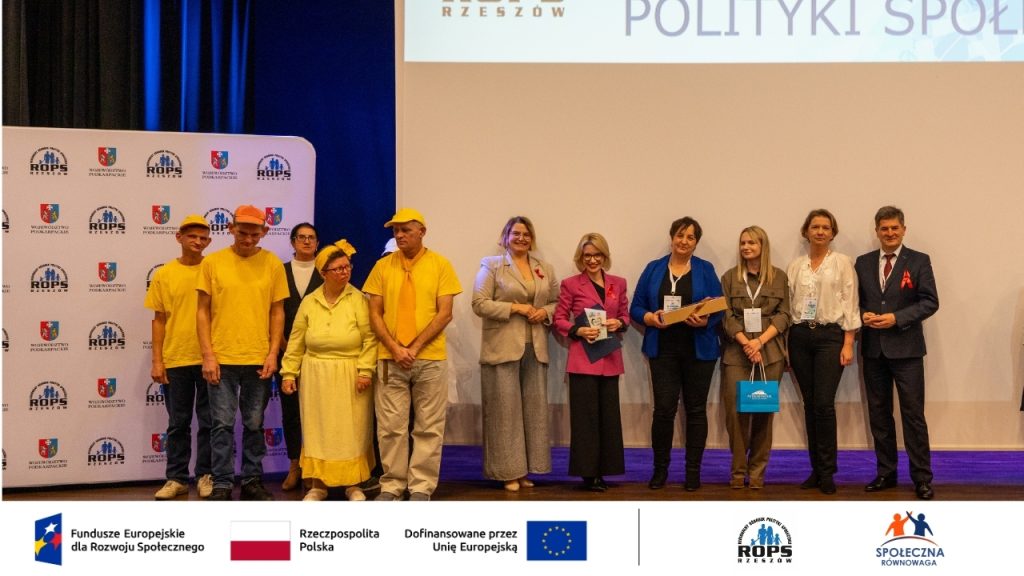 Zdjęcie osób z odebranymi nagrodami