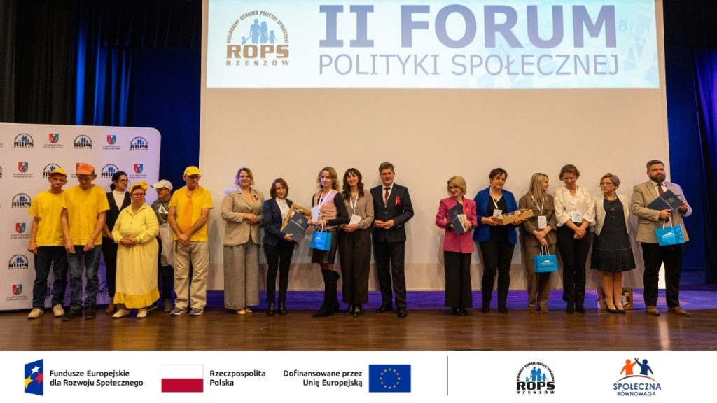 Zdjęcie osób z odebranymi nagrodami