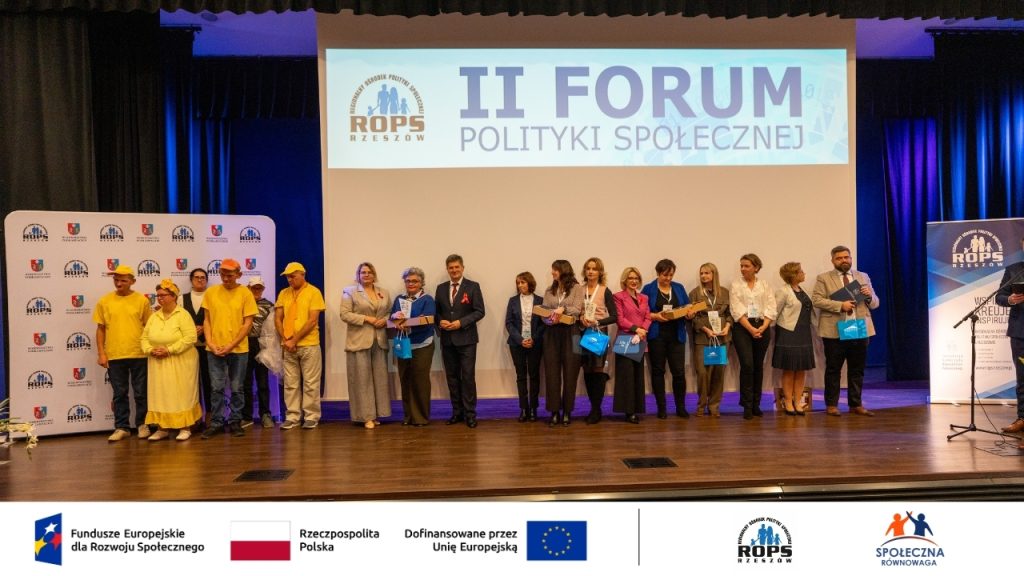 Zdjęcie osób z odebranymi nagrodami