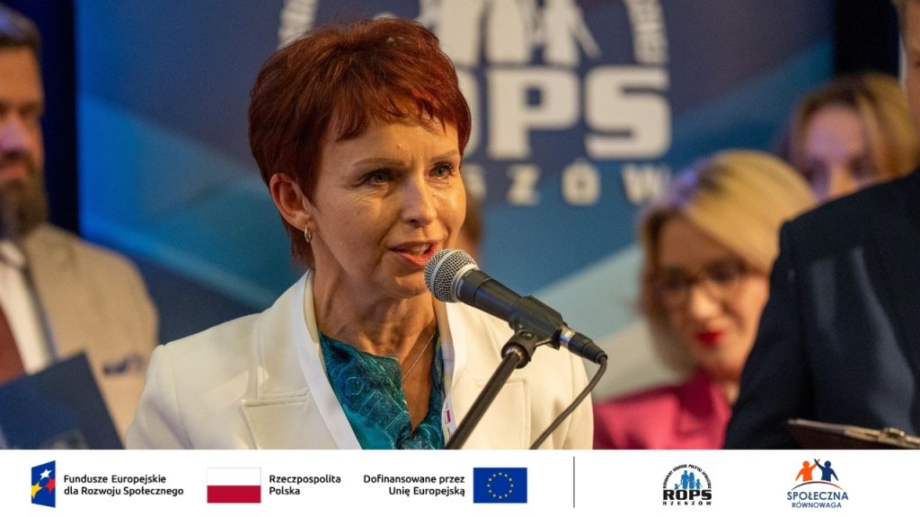 Zdjęcie przemawiającej kobiety