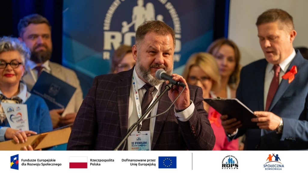Zdjęcie przemawiającego mężczyzny