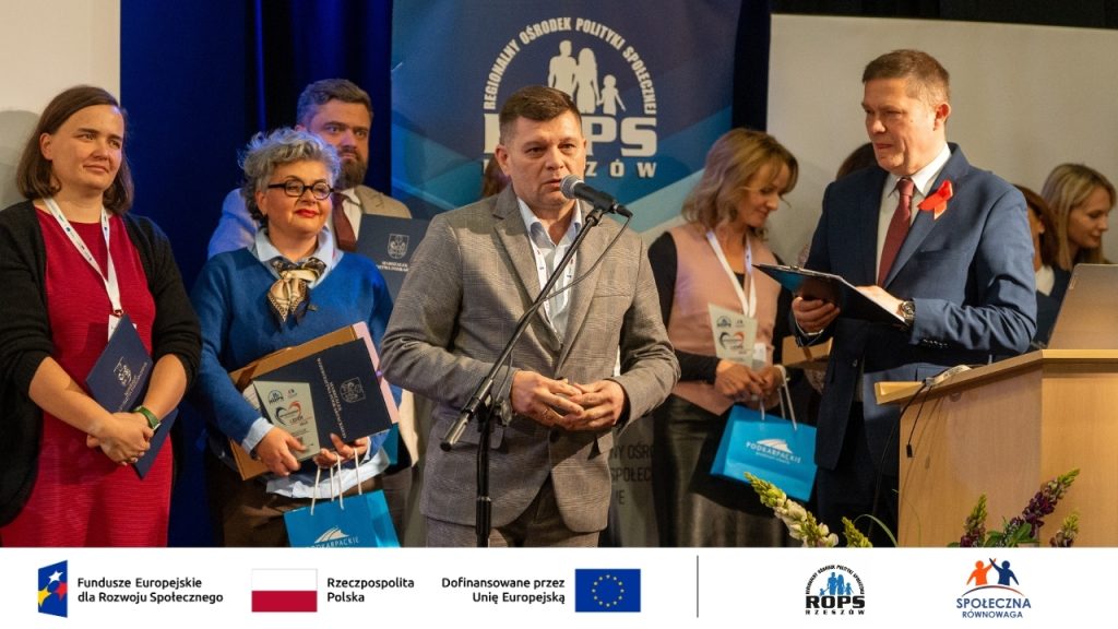 Zdjęcie przemawiającego mężczyzny po rozdaniu nagród