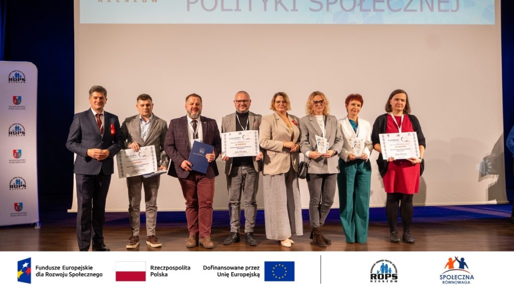 Zdjęcie osób które otrzymały nagrody
