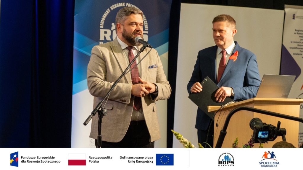 Zdjęcie przemawiającego mężczyzny