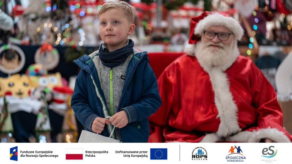Mikołaj z dzieckiem na targu
