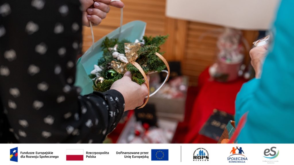 Osoba kupująca produkt na targu