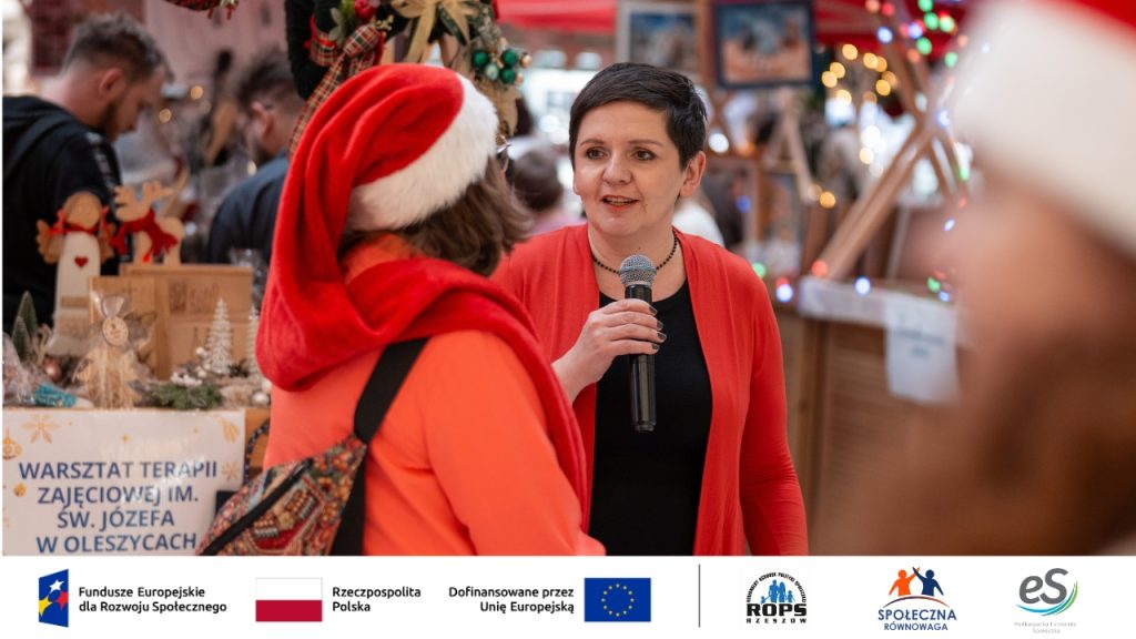 Kobieta przemawiająca na targu