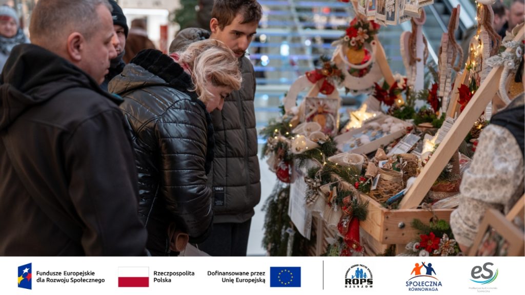 Ludzie kupujący przedmioty