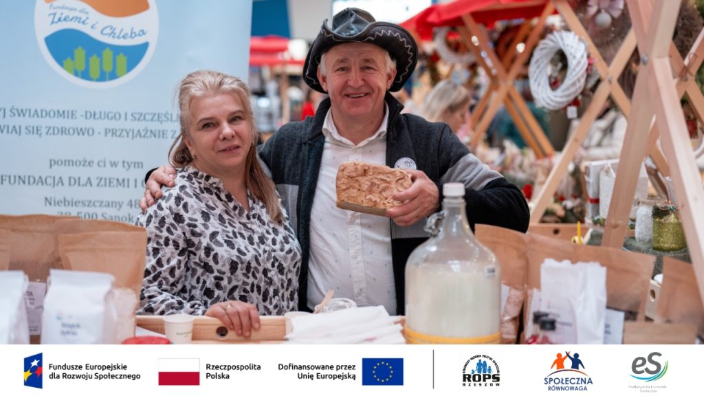 Mężczyzna sprzedający chleb na targu