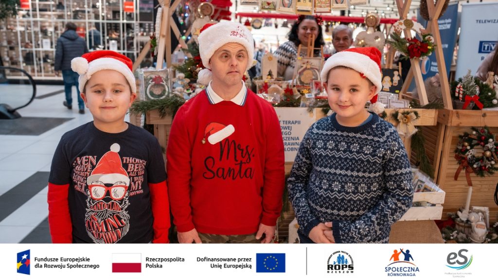 Zdjęcie osób w czapkach mikołaja