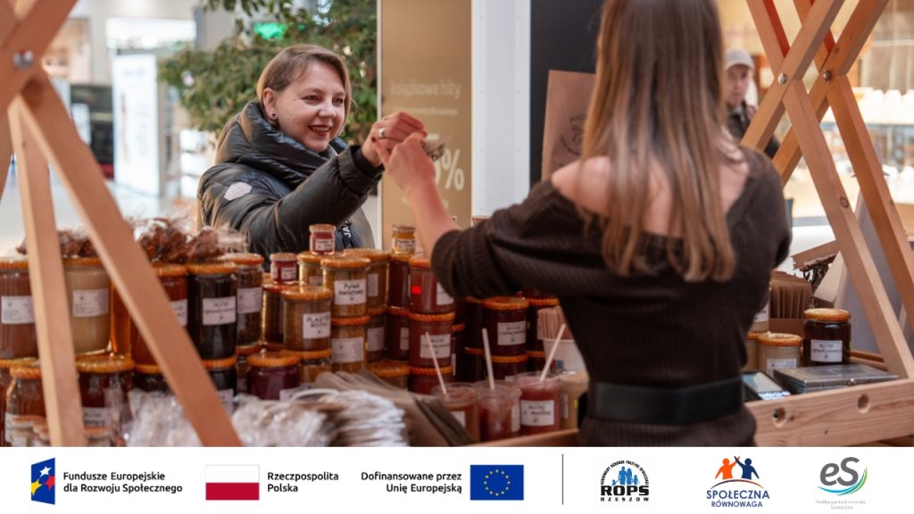 Zdjęcie kobiety kupujących towary