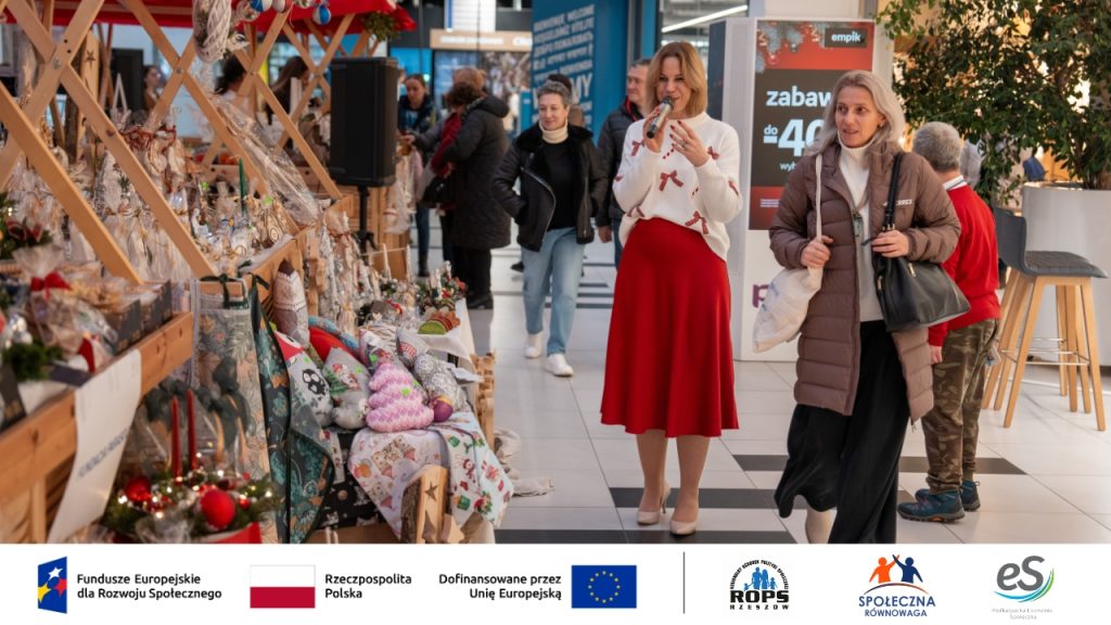 Zdjęcie kobiety ubranej świątecznie przemawiającej na targach