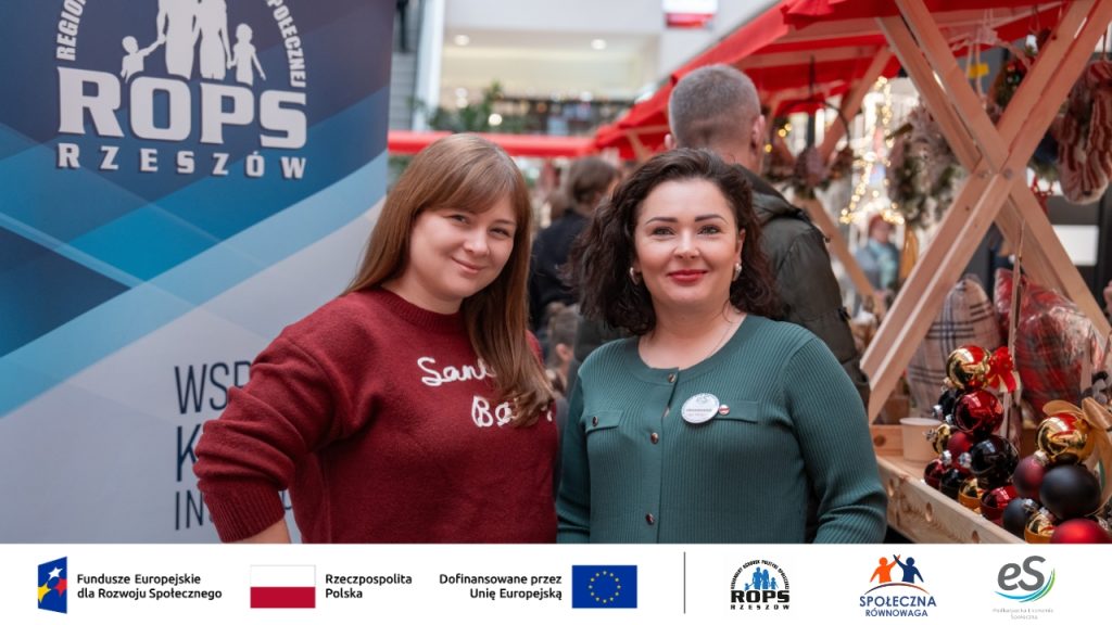 Kobiety w świątecznych swetrach