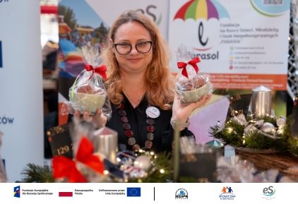 Zdjęcie kobiety trzymającej wypieki