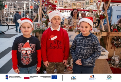 Zdjęcie ludzi w czapkach mikołaja