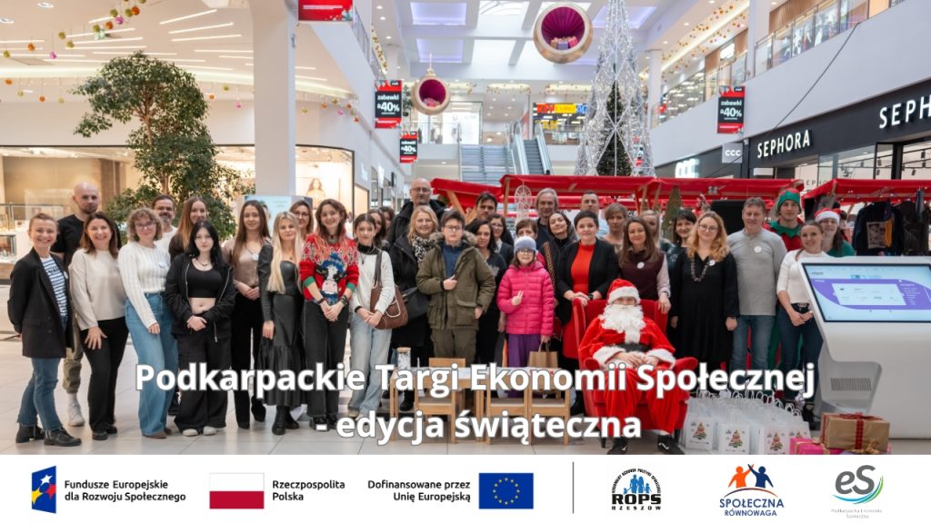 Zdjęcie mikołaja z grupą ludzi