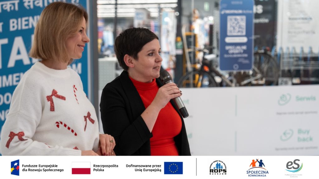 Kobieta przemawiająca na targu