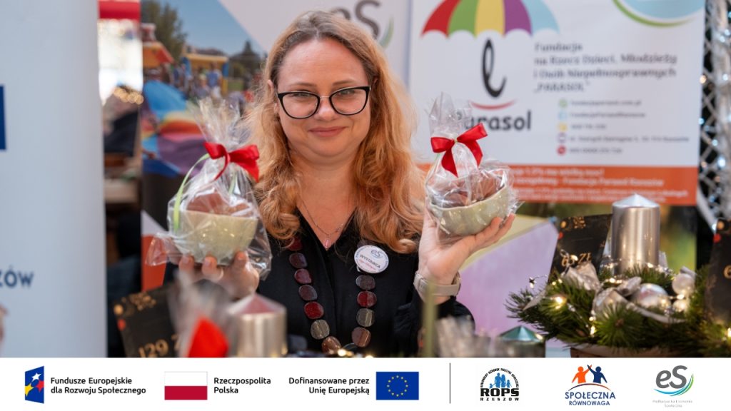 Zdjęcie kobiety trzymającej świąteczne produkty.